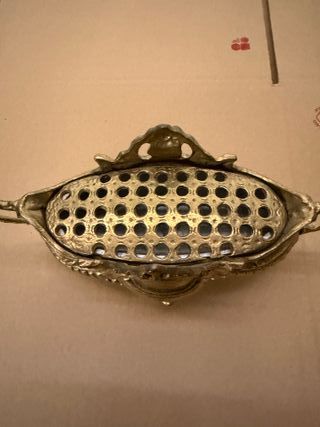 Caja decorativa dorada