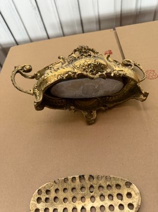 Caja decorativa dorada