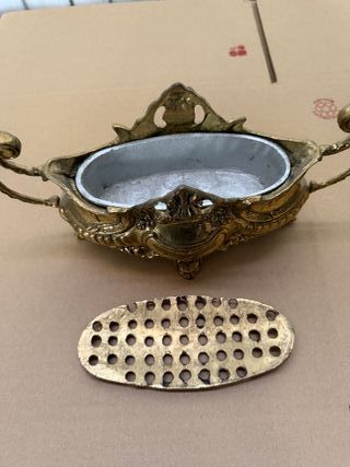 Caja decorativa dorada