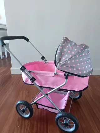 Cochecito de juguete para bebé rosa.