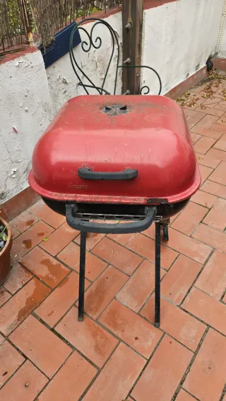 Barbacoa roja y negra usada