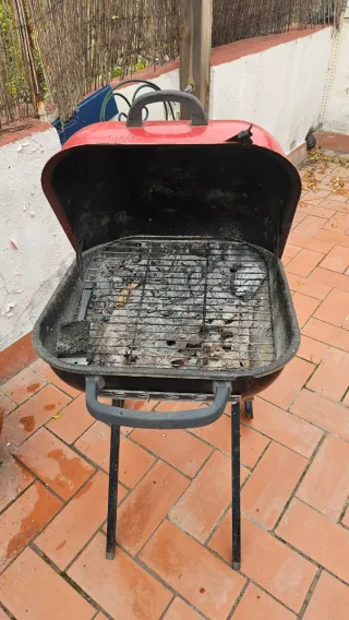 Barbacoa roja y negra usada