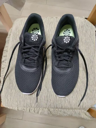 Nike Tanjun Hombre Talla 45 Negro/Blanco