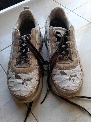 Zapatillas Anekke beige y blancas