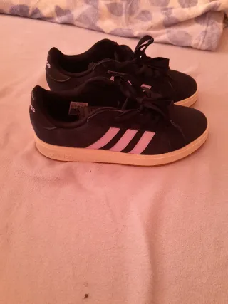 Zapatillas Adidas Mujer Negras con Detalles Rosas