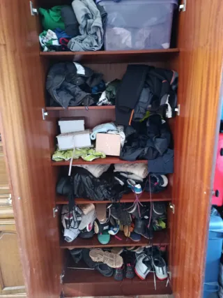 Armario de madera con puertas