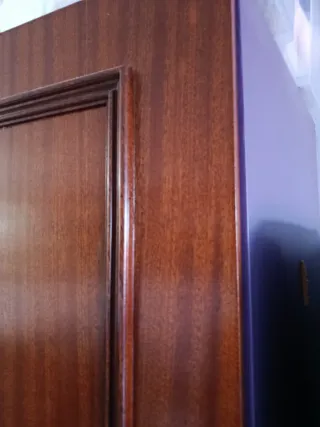 Armario de madera con puertas