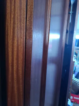 Armario de madera con puertas