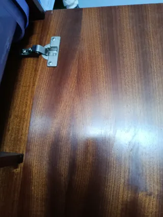 Armario de madera con puertas