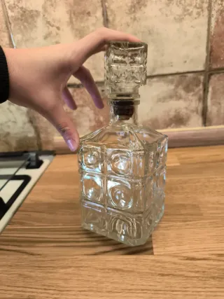 Botella antigua de cristal para whisky