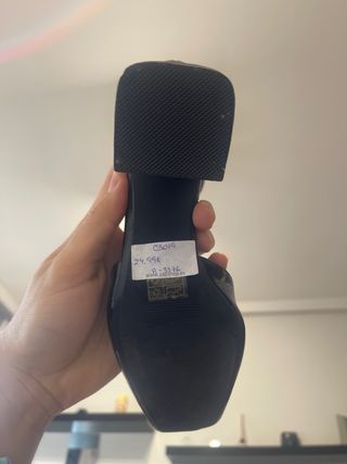 Tacones negros charol con pulsera