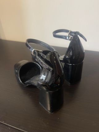 Tacones negros charol con pulsera