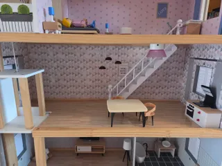 Casa de muñecas grande de madera con muebles