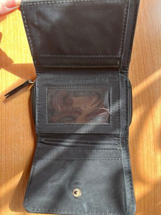 Monedero negro con detalle dorado