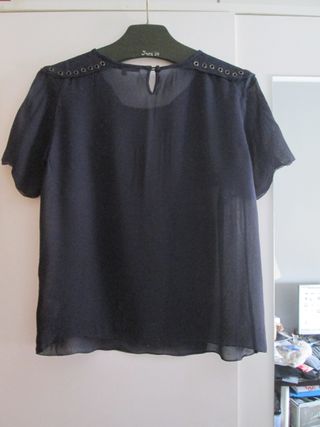 BLUSA AZUL GASA Y TACHAS MAJE