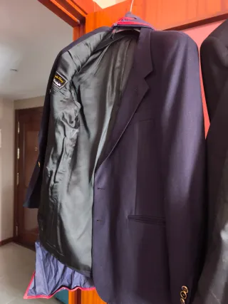 Americana azul con detalles dorados