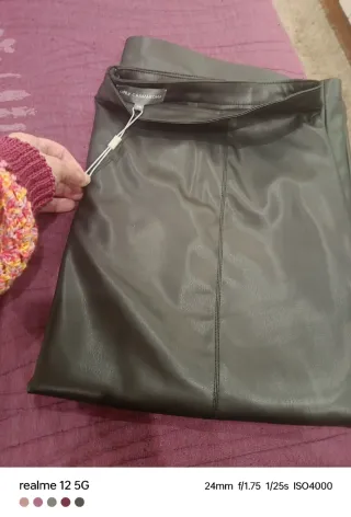 Falda negra efecto piel