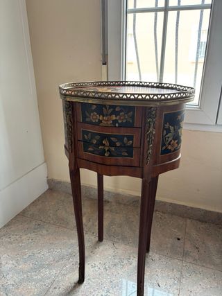 Mesita auxiliar madera  Decorada y tres cajones