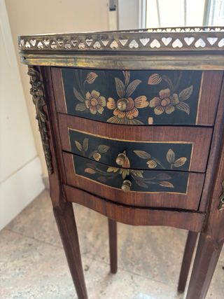 Mesita auxiliar madera  Decorada y tres cajones