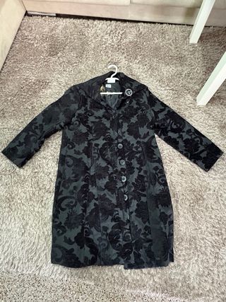 Abrigo negro floral desigual