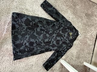 Abrigo negro floral desigual