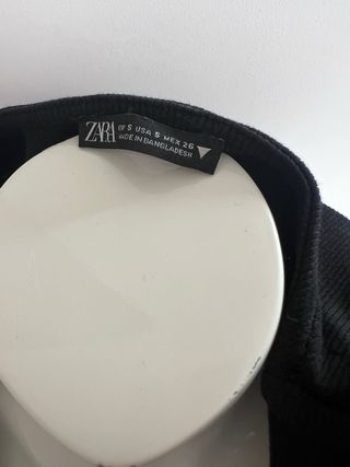 Top negro con mangas abullonadas talla S