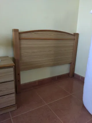 Juego de cabecero y mesilla para dormitorio.