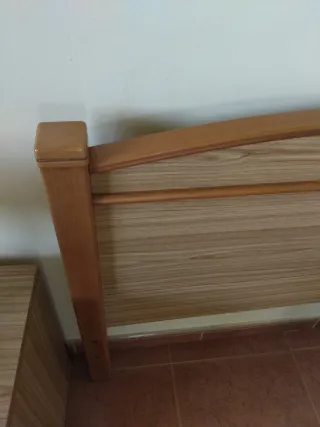 Juego de cabecero y mesilla para dormitorio.