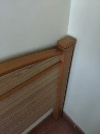 Juego de cabecero y mesilla para dormitorio.