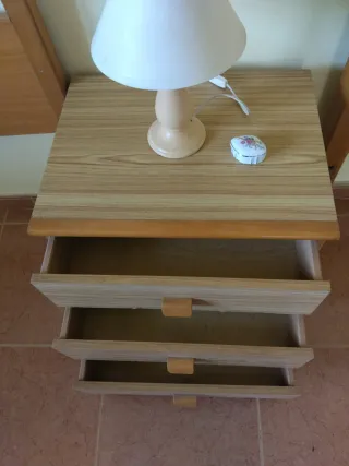 Juego de cabecero y mesilla para dormitorio.