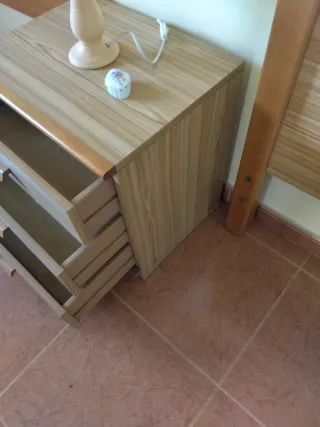 Juego de cabecero y mesilla para dormitorio.