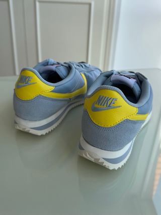 Nike Cortez azul bebé y amarillo