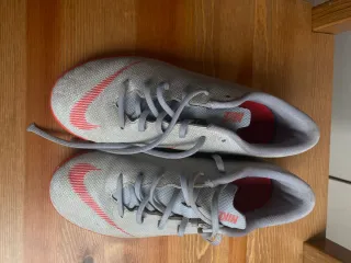 Zapatillas Nike Grises y Rojas