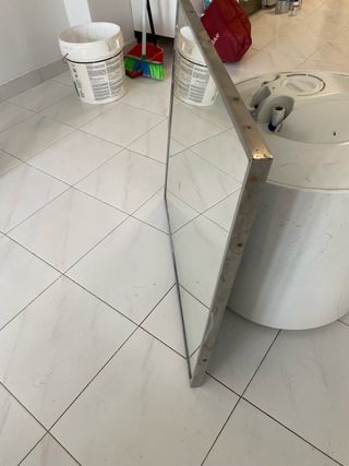 Espejo de baño plateado y transparente.