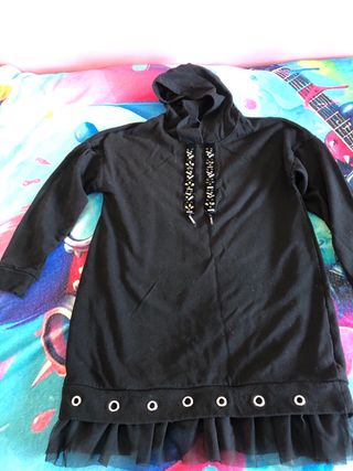 Vestido menina com capuz e tule