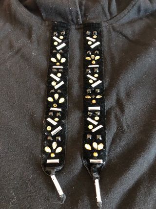 Vestido menina com capuz e tule