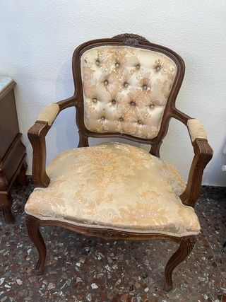 Sillón antiguo de madera y tela
