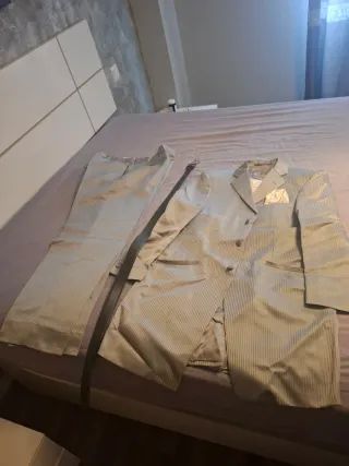 Traje de novio gris plata tipo levita