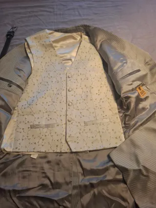 Traje de novio gris plata tipo levita