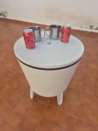 Mesa Nevera portátil con tapa elevable.