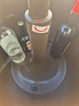 Mesa Nevera portátil con tapa elevable.