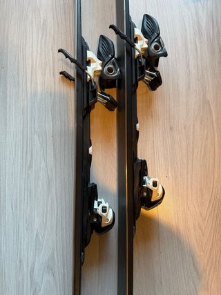 Esquís Volkl 75 con bastones y funda