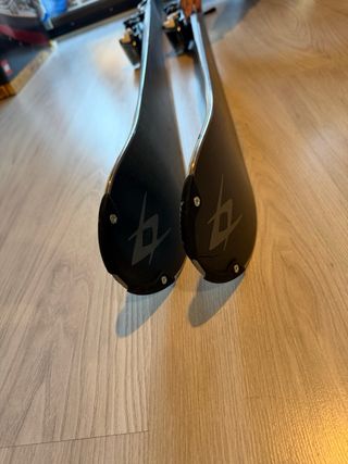 Esquís Volkl 75 con bastones y funda