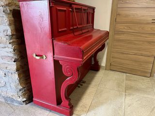 Piano de pared antiguo rojo