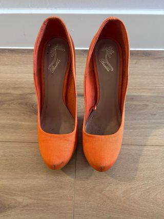 Zapatos de tacón naranja con plataforma
