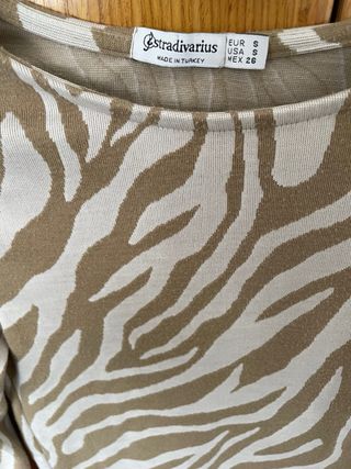 Camiseta manga larga estampado cebra.