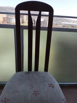 Silla de madera con asiento de tela