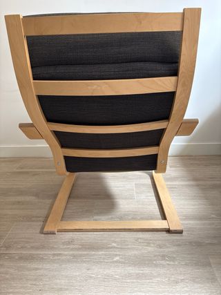 Silla Poäng Ikea de madera y tela con reposapies