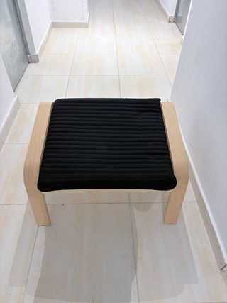 Silla Poäng Ikea de madera y tela con reposapies