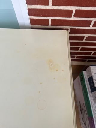 Mesa de escritorio blanca con cajones